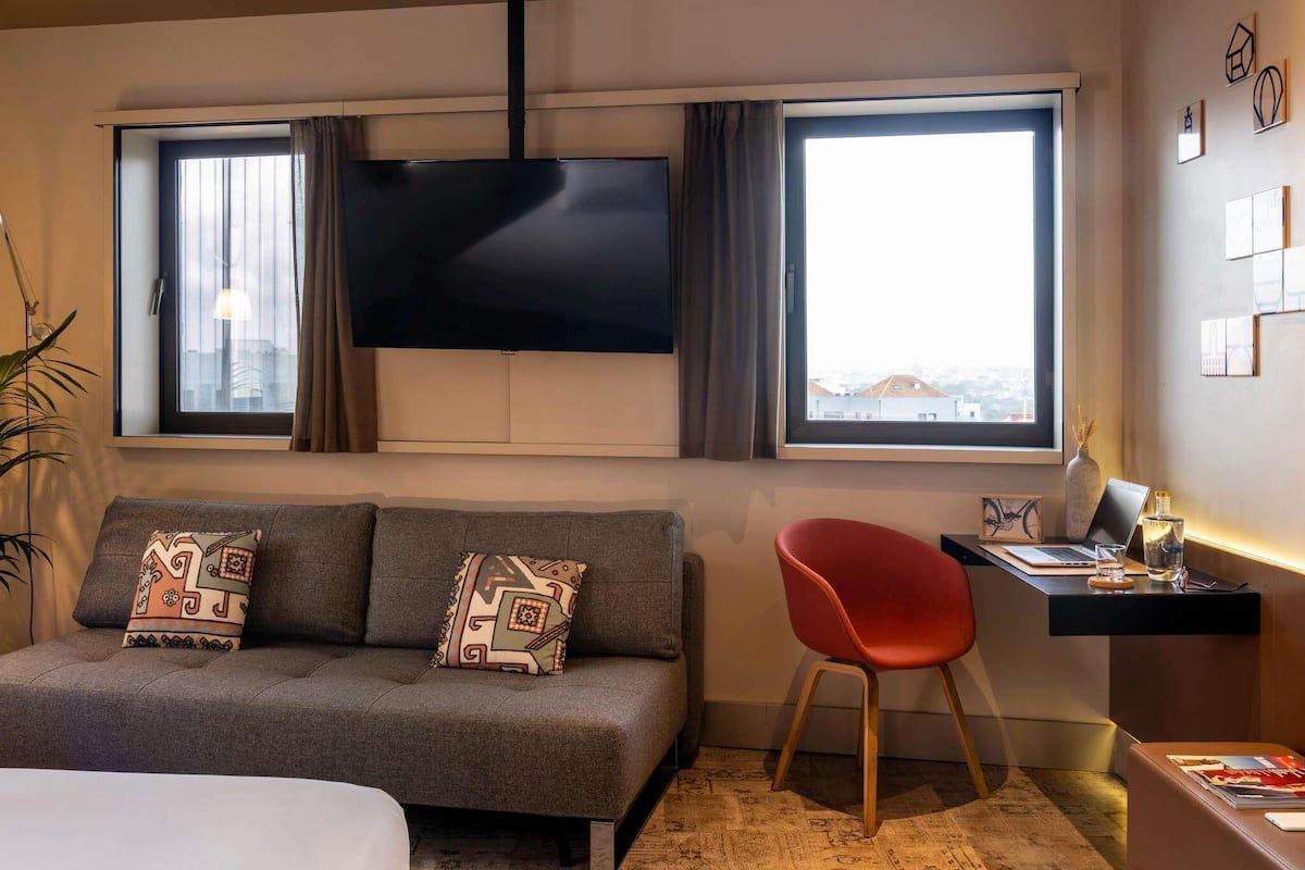 Junior Suite, 1 Double Bed with Sofa bed | Hypo-allergenic bedding, Select Comfort beds, minibar, in-room safe