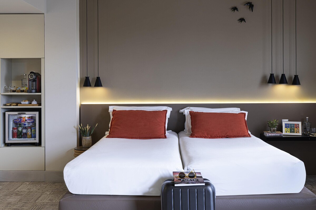 Classic Triple Room, 2 Single Beds (and 1 sofa)