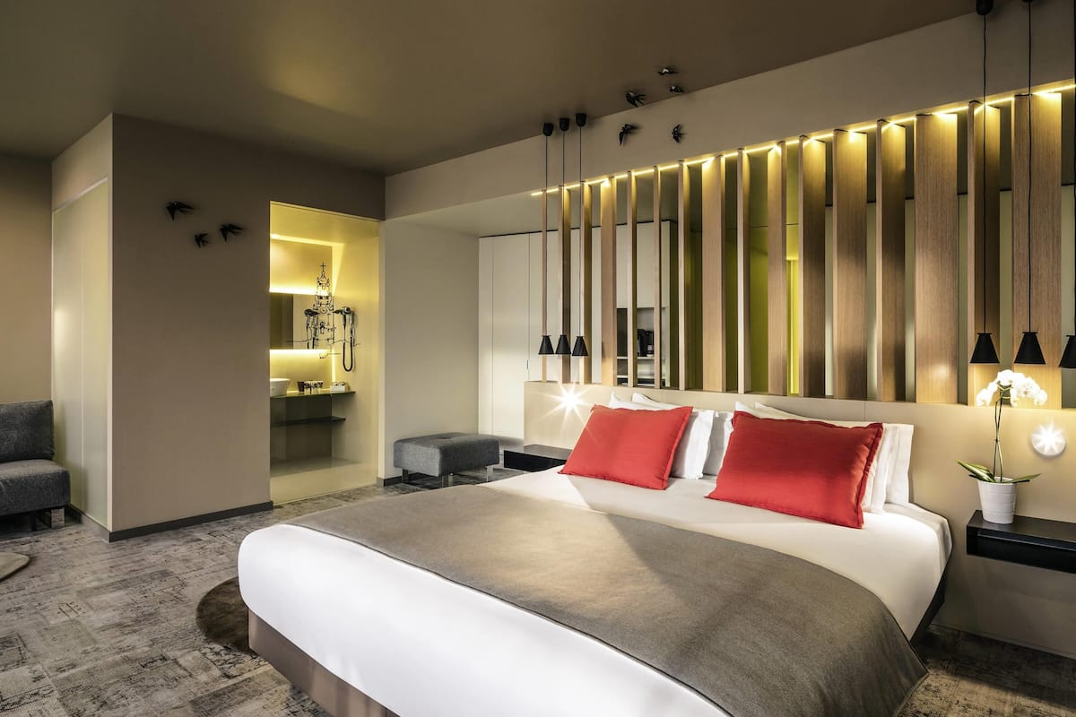 Suite, 1 King Bed | Hypo-allergenic bedding, Select Comfort beds, minibar, in-room safe