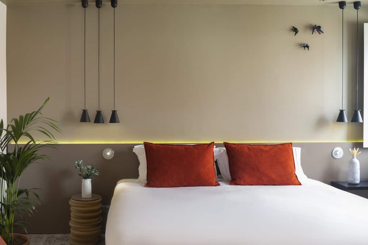 Classic Room, 1 Queen Bed | Hypo-allergenic bedding, Select Comfort beds, minibar, in-room safe