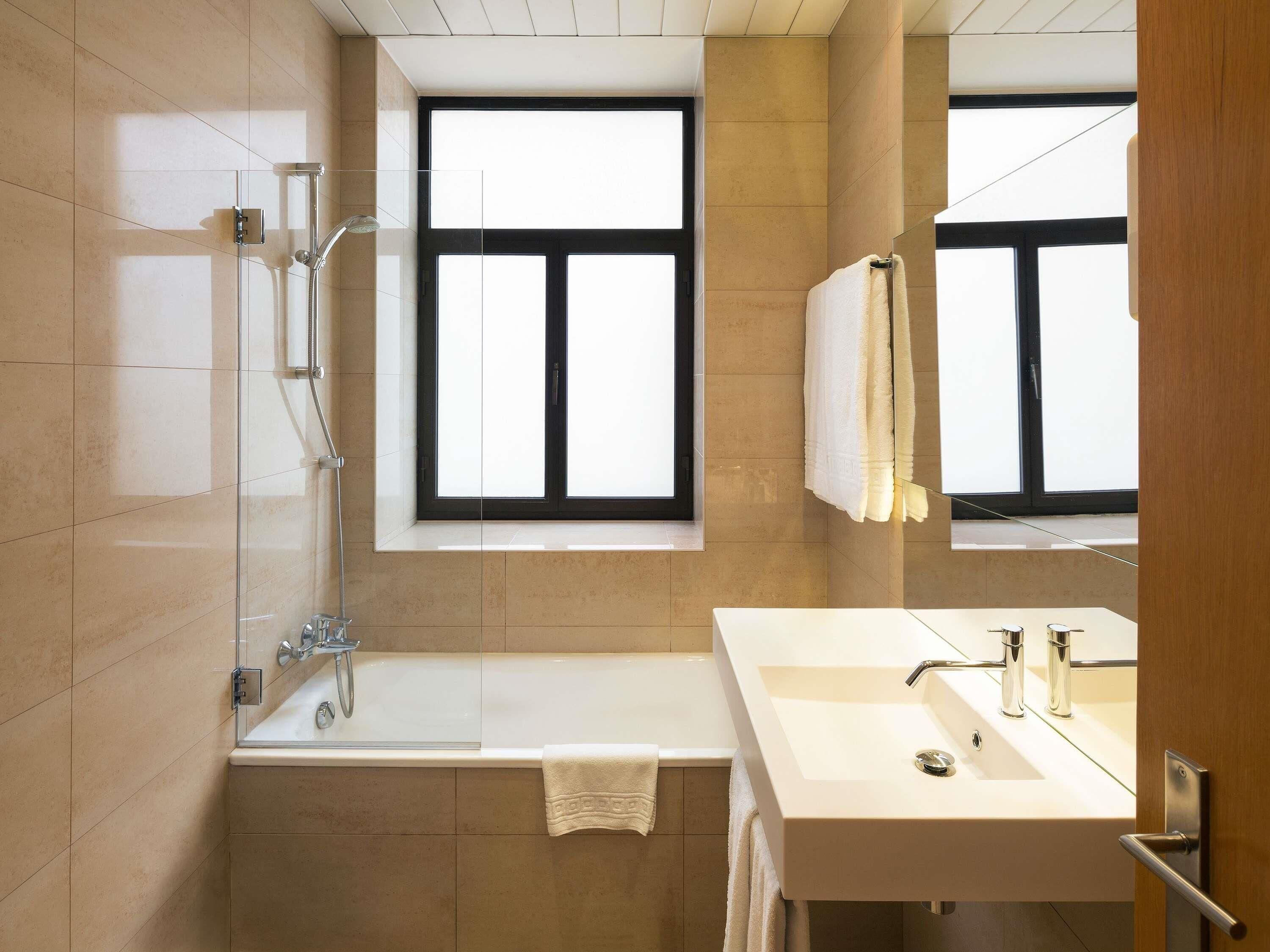 Phòng Suite Junior, 1 giường đôi và sofa giường | Bộ đồ giường kháng dị ứng, nệm Select Comfort, minibar 