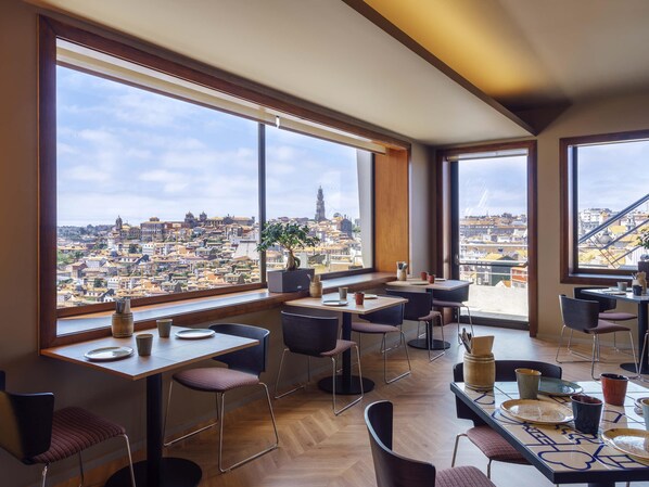 供應早餐、晚餐及早午餐