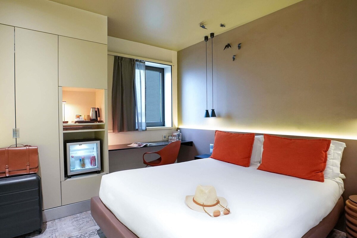 Classic Room, 1 Queen Bed | Hypo-allergenic bedding available, Select Comfort beds, minibar