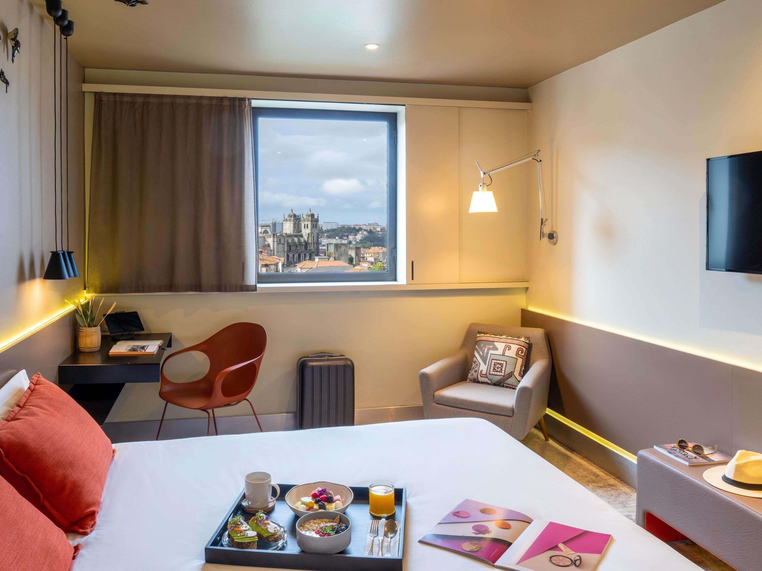 Rom – superior, 1 dobbeltseng, byutsikt | Allergitestet sengetøy, senger med Select Comfort-madrass og minibar