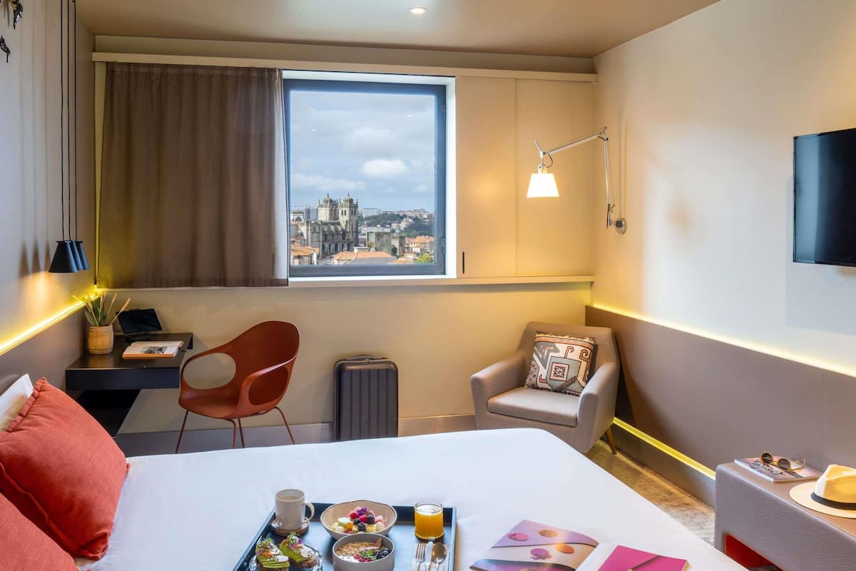 Rom – superior, 1 dobbeltseng, byutsikt | Allergitestet sengetøy, senger med Select Comfort-madrass og minibar