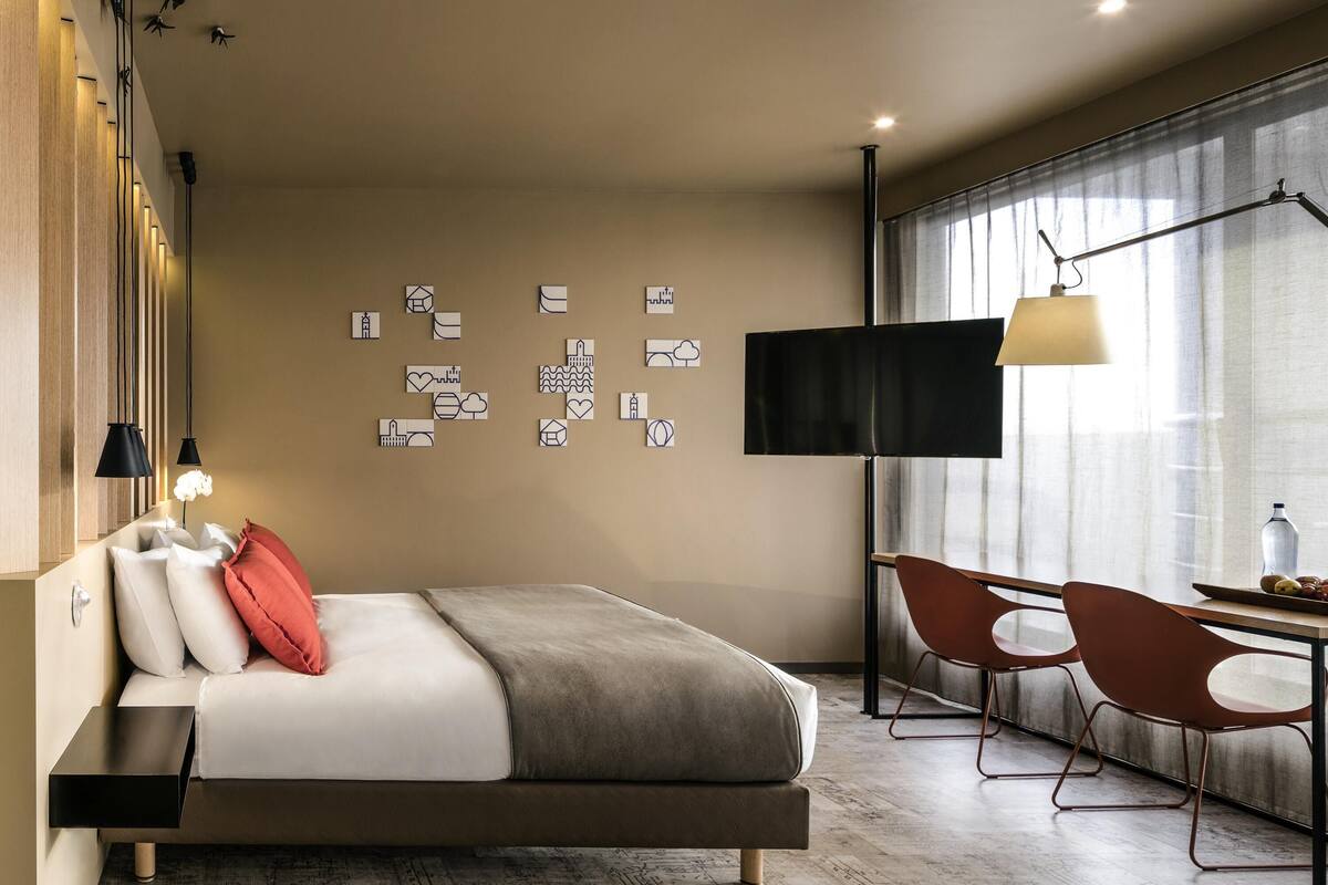 Suite, 1 King-Bett | Allergikerbettwaren, Select-Comfort-Betten, Minibar, Zimmersafe