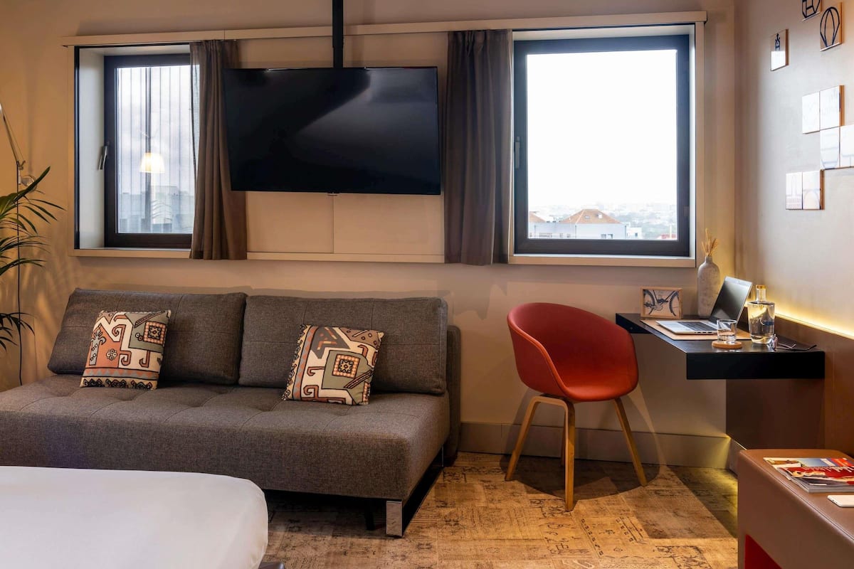 Suite – junior, 1 dobbeltseng med sovesofa | Allergitestet sengetøy, senger med Select Comfort-madrass og minibar