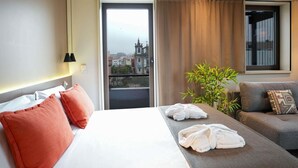 Suite – junior, 1 dobbeltseng med sovesofa | Allergitestet sengetøy, senger med Select Comfort-madrass og minibar