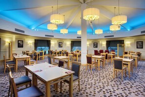 早餐,供應午餐和晚餐