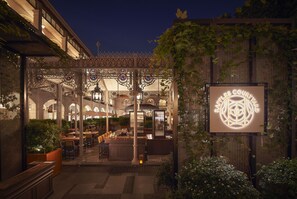 Hi ha 7 restaurants i s'hi serveixen dinars; plats de cuina francesa 