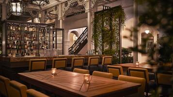 5 restaurants; lunch and dinner served