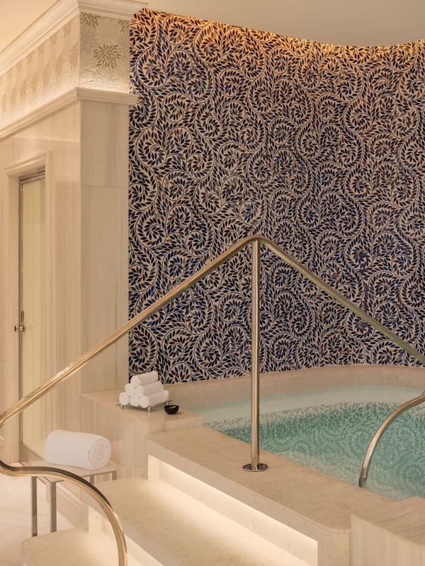 Couples treatment rooms, sauna, hot tub, steam room, body treatments