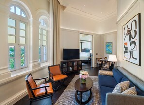 Suite, 1 King Bed (Promenade) | 1 bedroom, premium bedding, in-room safe, desk - Raffles Singapore (Singapore)