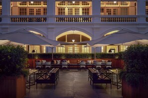 Hi ha 7 restaurants i s'hi serveixen dinars; plats de cuina francesa 