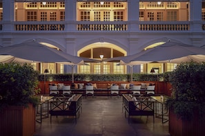 Hi ha 7 restaurants i s'hi serveixen dinars; plats de cuina francesa