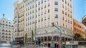 Un hotel a più piani con uno stile architettonico classico, caratterizzato da una facciata simmetrica, numerose finestre e un ingresso imponente.