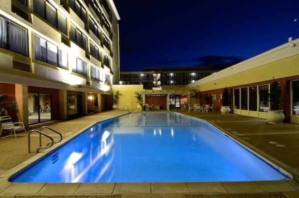 Outdoor pool, sun loungers