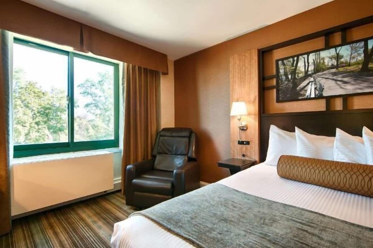 Premium bedding, pillowtop beds, in-room safe, desk