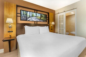 Standard Room, 1 King Bed, Non Smoking, Jetted Tub | Premium bedding, pillowtop beds, in-room safe, desk