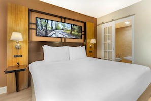 Standard Room, 1 King Bed, Non Smoking, Jetted Tub | Premium bedding, pillowtop beds, in-room safe, desk