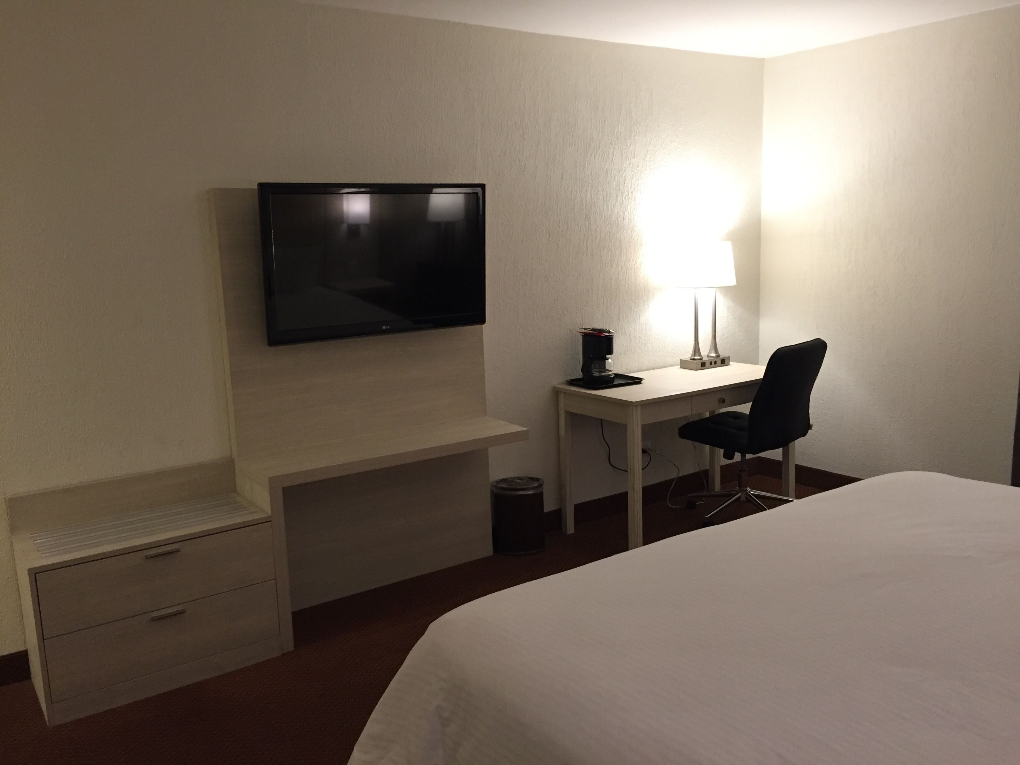 standard room | down duvets, in-room safe, desk, blackout curtains