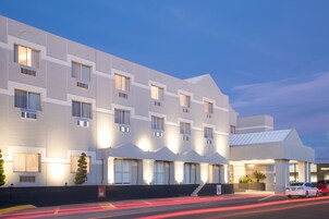 住宿正面 - 傍晚/夜晚