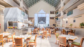 Se sirven desayunos, comidas, cenas y cocina internacional