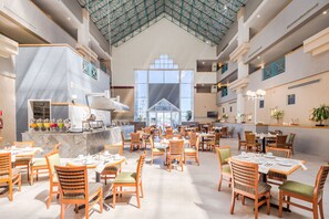 Frokost, lunsj og middag serveres, internasjonale retter 