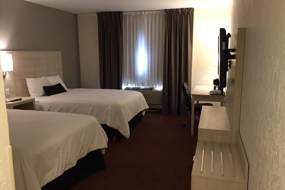Down comforters, in-room safe, desk, blackout drapes
