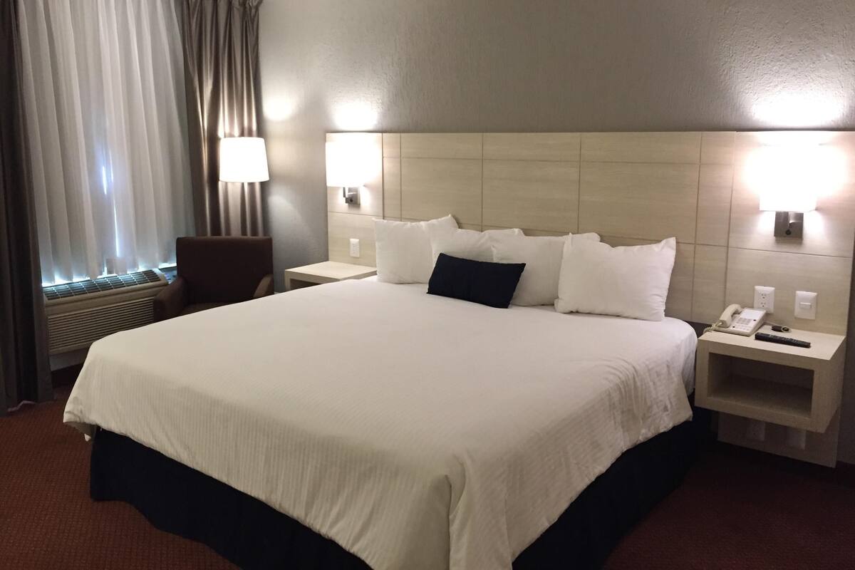 Down comforters, in-room safe, desk, blackout drapes