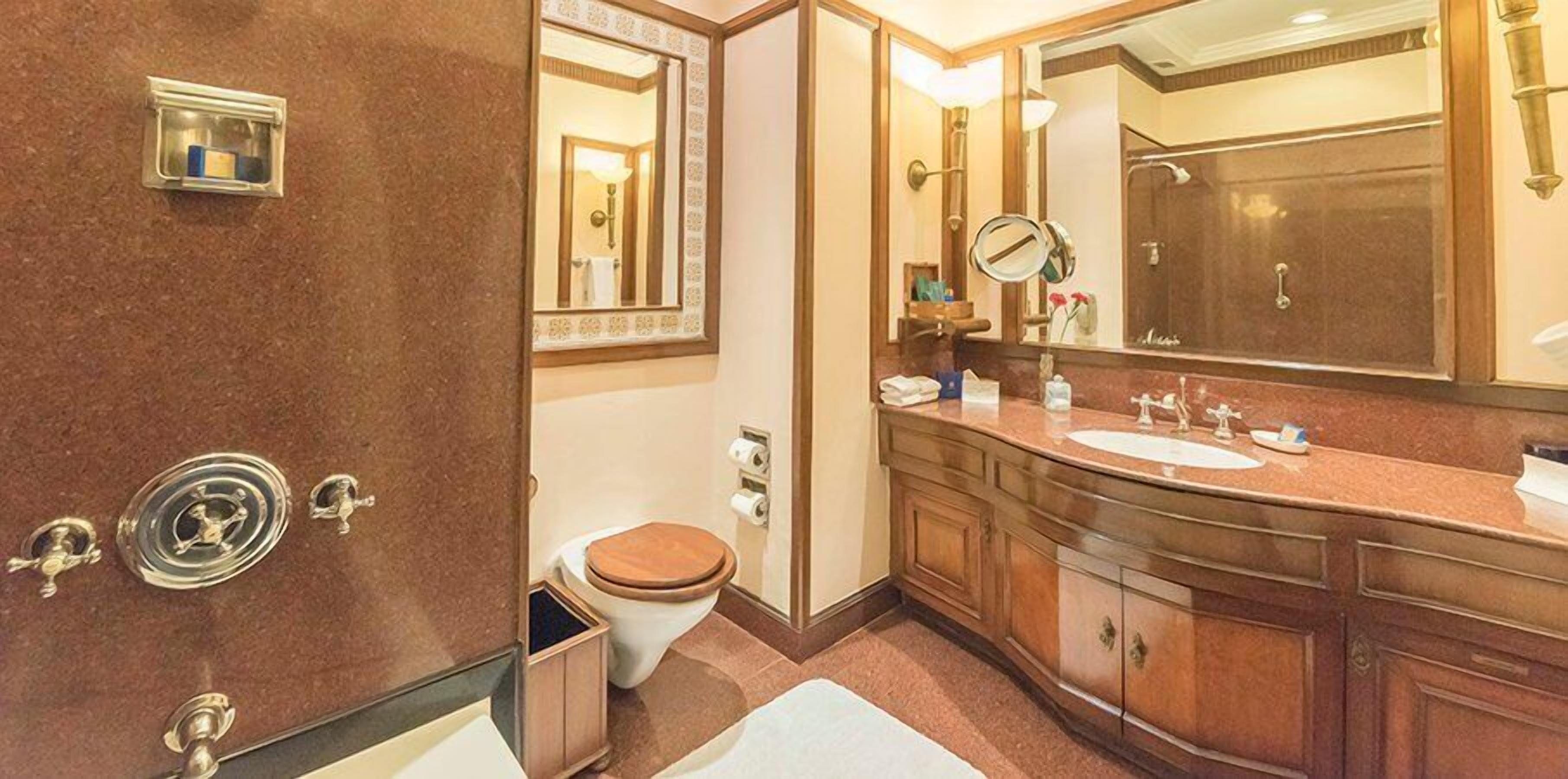 classic suite | bathroom | combined shower/bathtub, deep-soaking bathtub, designer toiletries