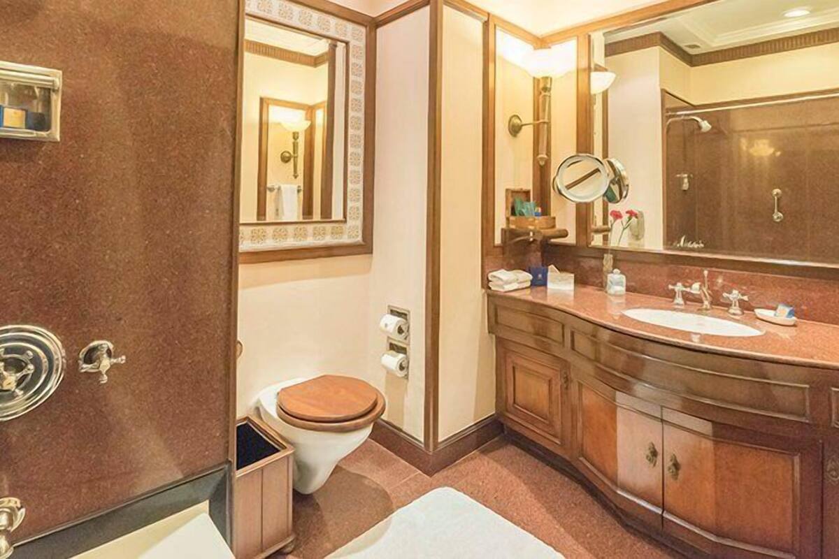 classic suite | bathroom | combined shower/bathtub, deep-soaking bathtub, designer toiletries