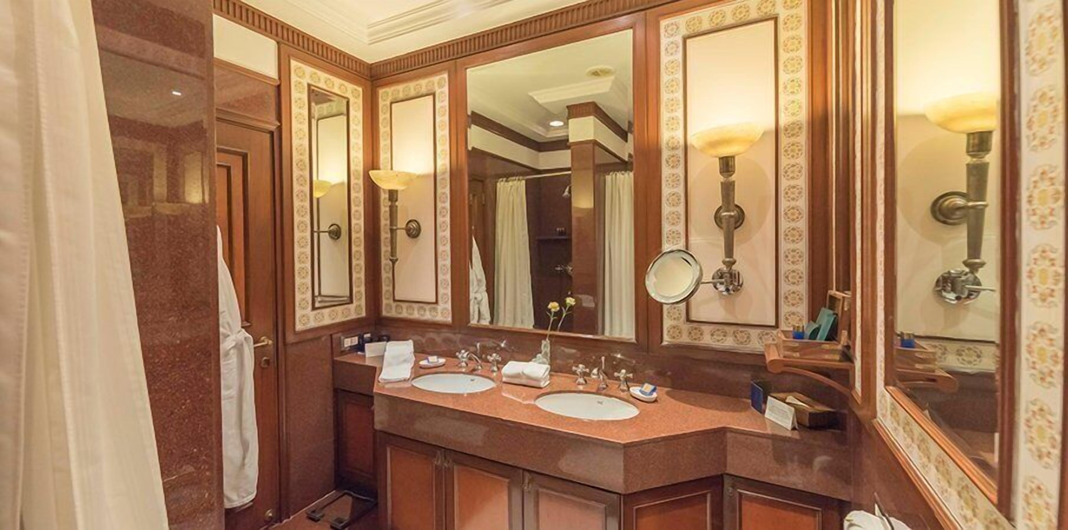 deluxe suite | bathroom | combined shower/bathtub, deep-soaking bathtub, designer toiletries