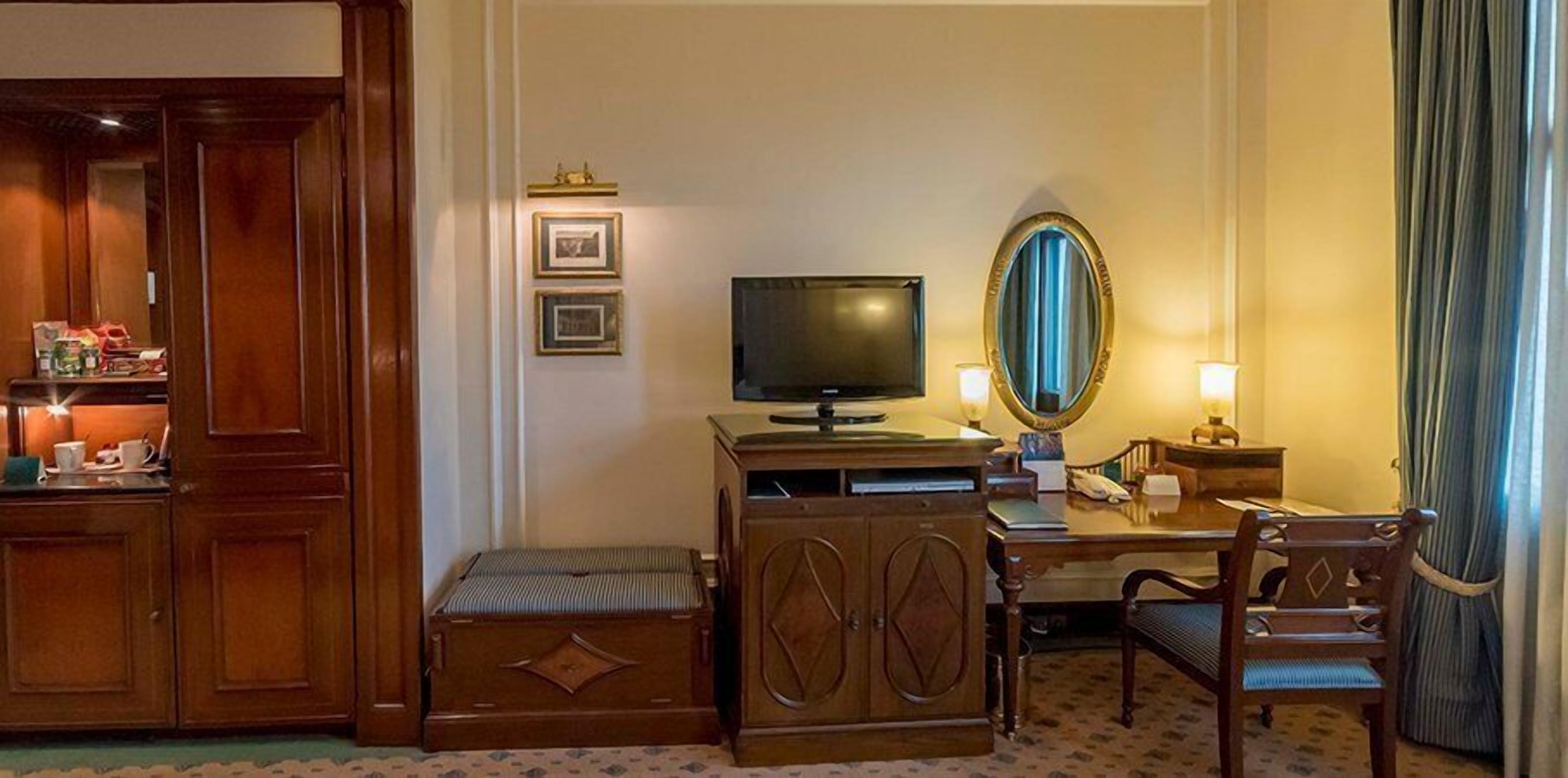 deluxe room | premium bedding, minibar, in-room safe, desk