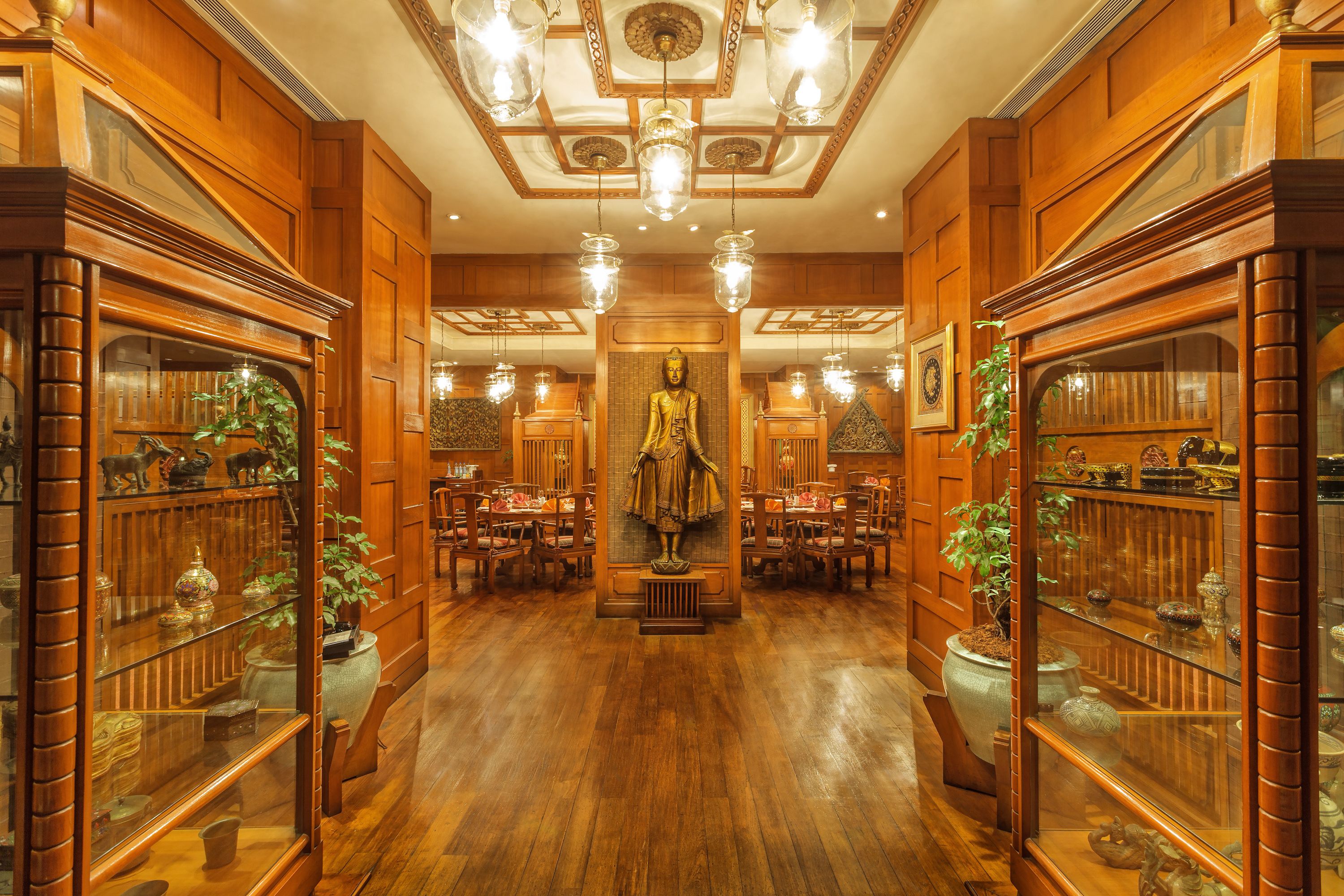 2 restaurants, breakfast served