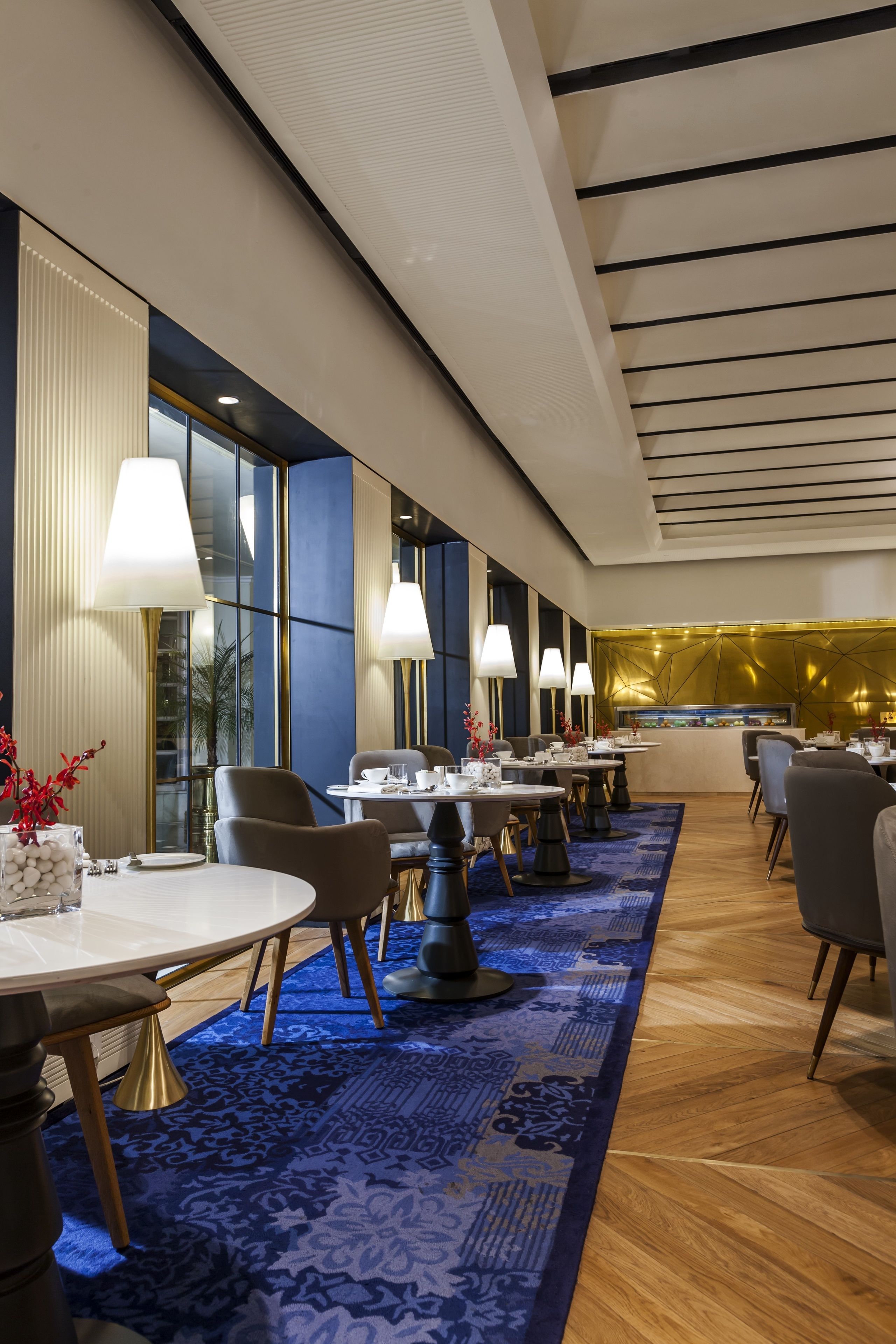 2 restaurants, breakfast served