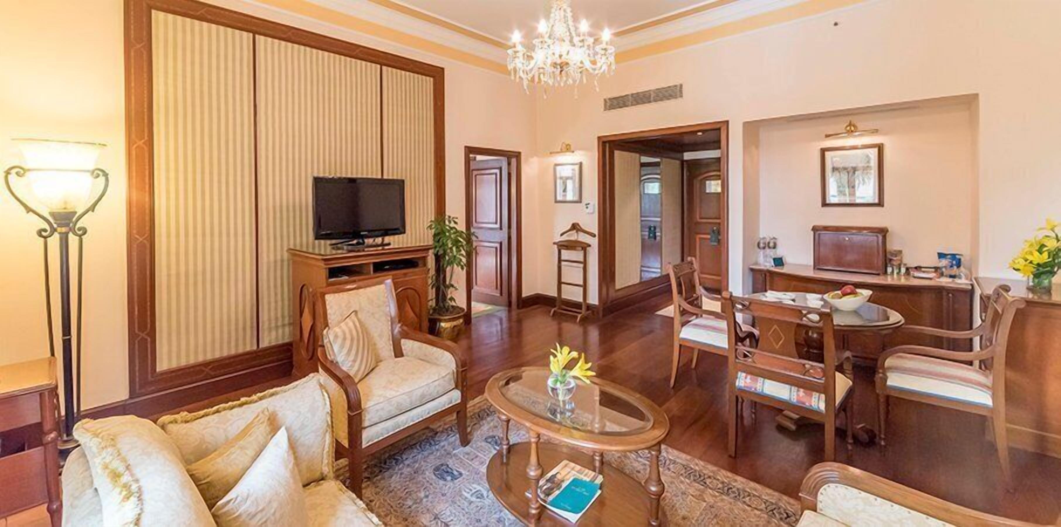 deluxe suite | premium bedding, minibar, in-room safe, desk