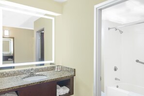 Tina con regadera, tina profunda, amenidades de baño gratuitas 