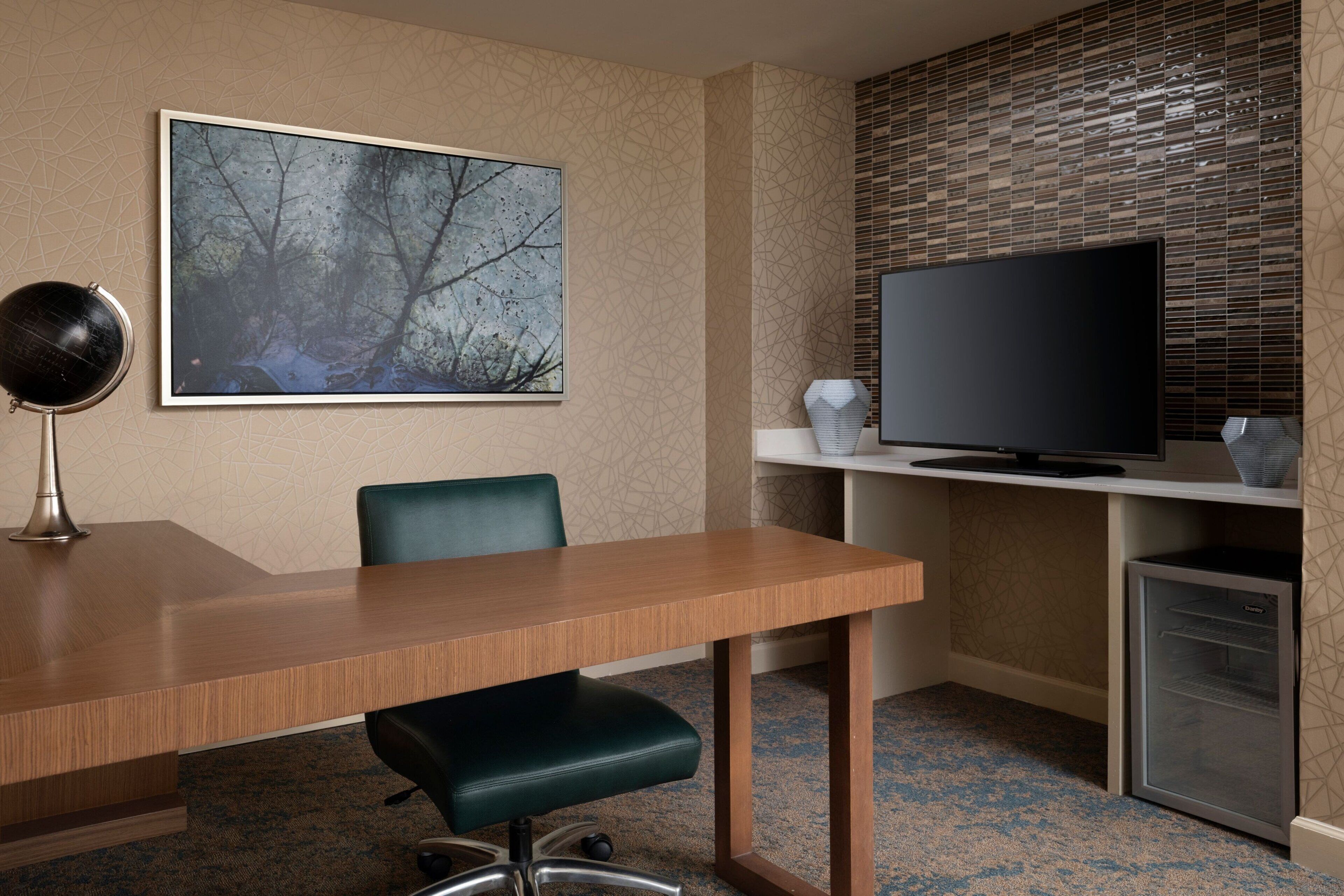 premium bedding, down duvets, in-room safe, desk