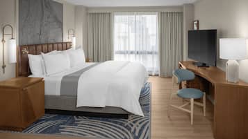 Quarto premium, 1 cama King, vista para a cidade | Roupas de cama premium, edredons de pluma, cofres nos quartos