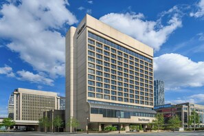 Un hotel moderno con un llamativo letrero de 'The Westin', un amplio frente de vidrio y un diseño arquitectónico clásico.