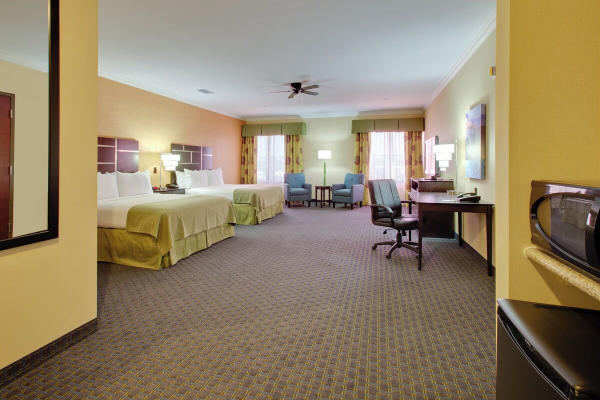 Standard Room, 2 Double Beds, Mobility Accessible (Accessible Tub) | In-room safe, desk, iron/ironing board, cribs (free)