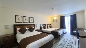 Family Room | Desk, free cribs/infant beds, WiFi, bed sheets
