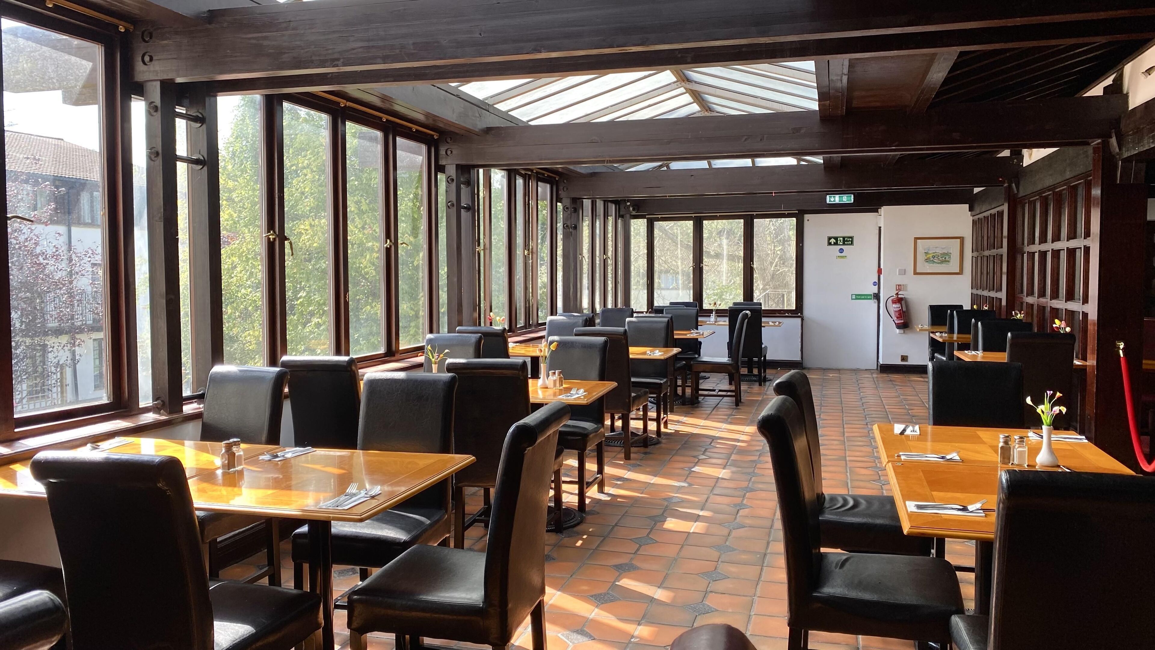 早餐，供應午餐和晚餐