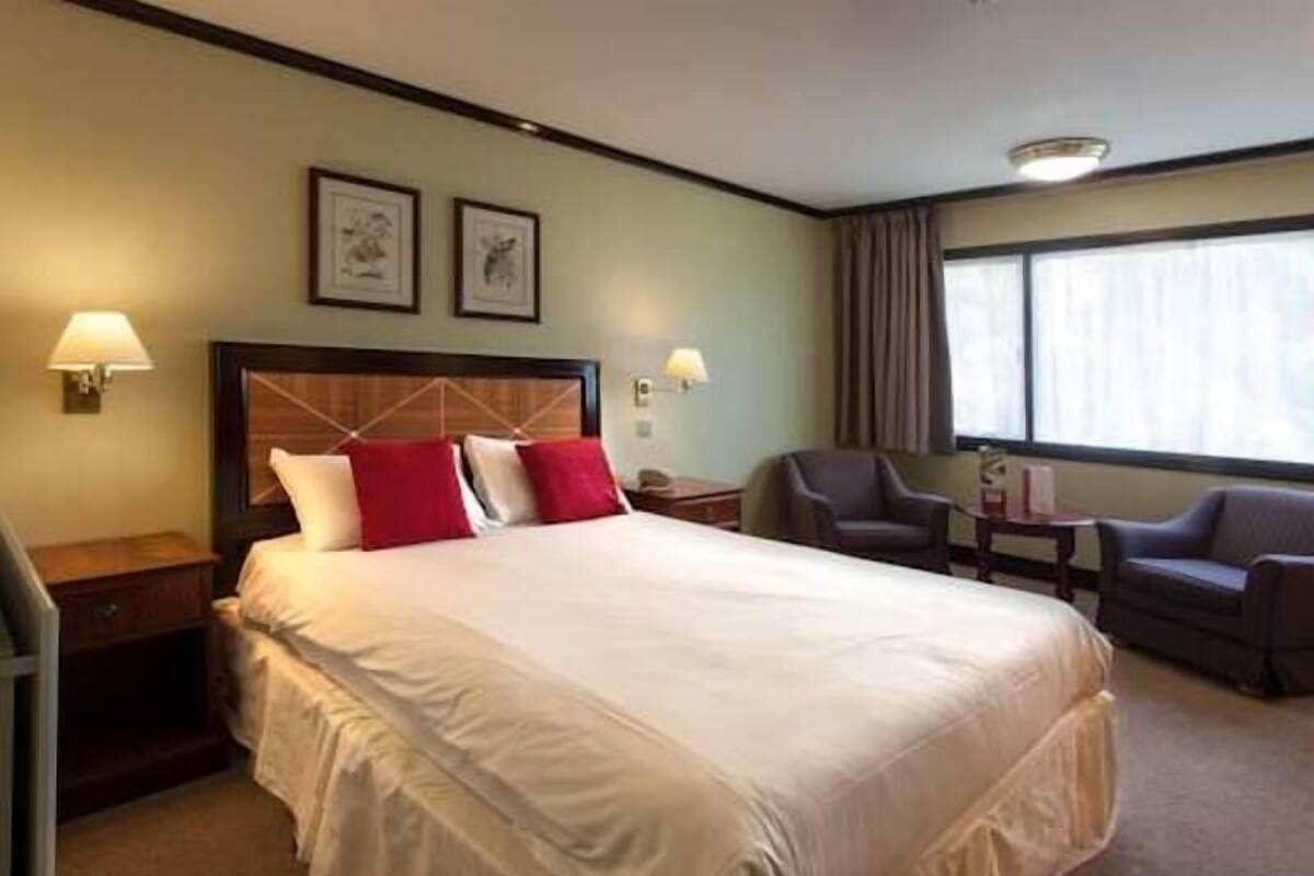 Desk, WiFi (surcharge), bed sheets