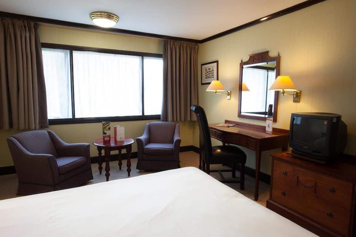 Desk, WiFi, bed sheets