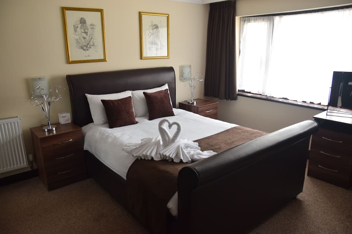 Desk, free cots/infant beds, WiFi, bed sheets