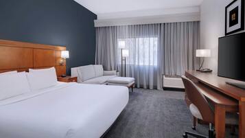 Pengeskab på værelset, skrivebord, strygejern/strygebræt