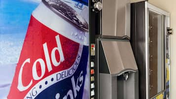 Una máquina expendedora con un gran anuncio de Coca-Cola.