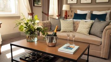 Junior-sviitti, 1 suuri parisänky | Egyptinpuuvillaiset lakanat, ylelliset vuodevaatteet, minibaari